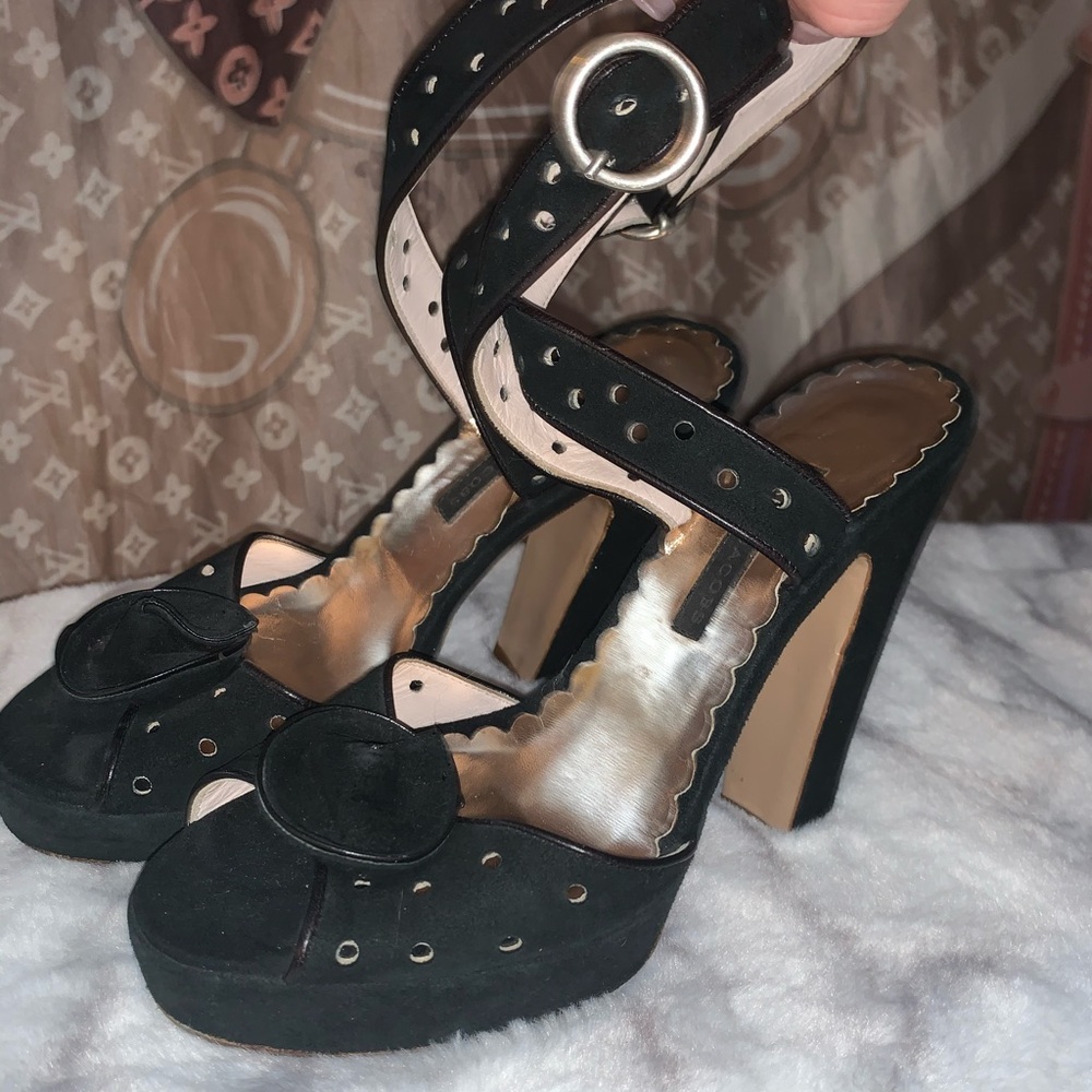 Trendy Marc Jacobs suede chunky heel sz 6 w/flower